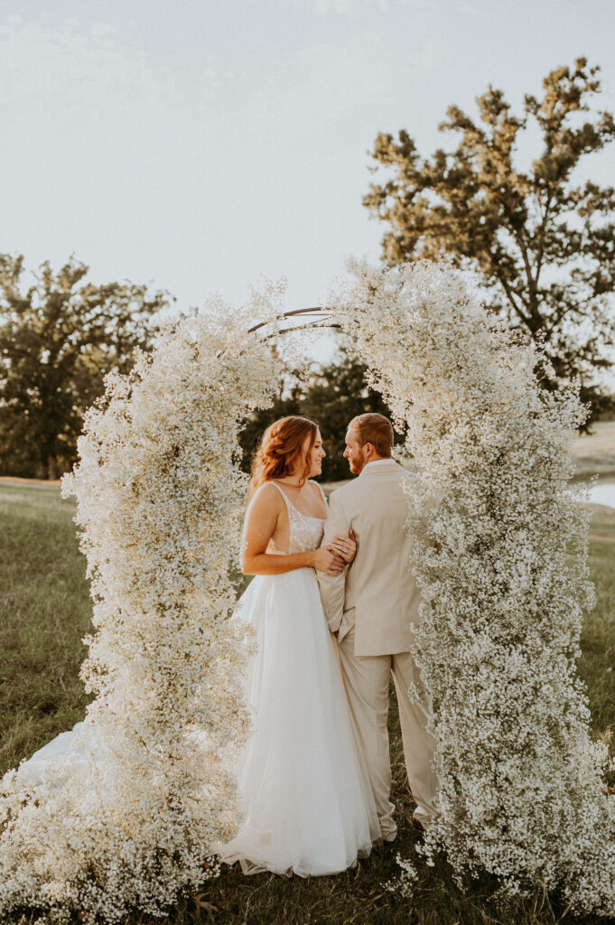 outdoor wedding photos for bride and groom
